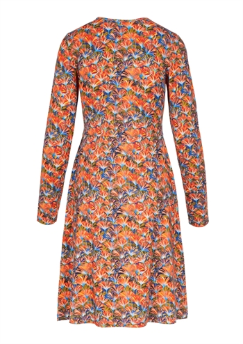 Sød kjole efterårsfarver med print, søde detaljer og lange ærmer fra Lalamour